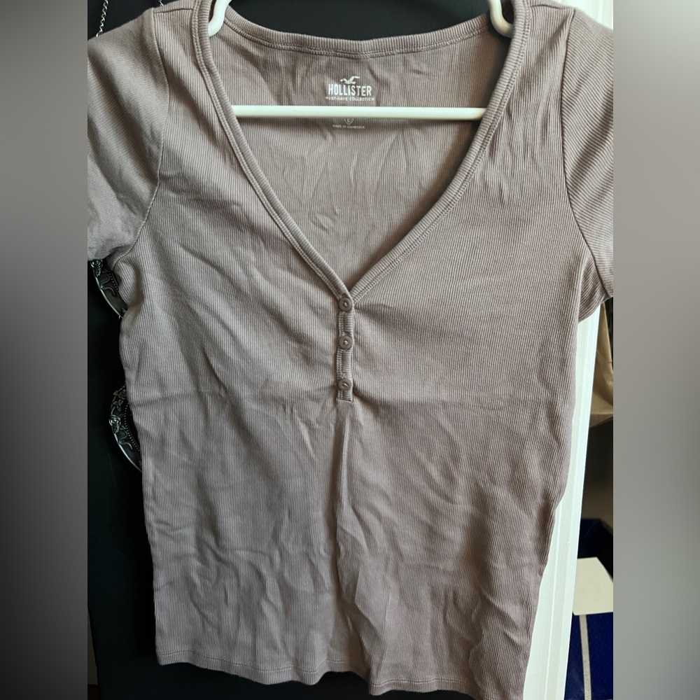 Hollister v neck Henley shortsleeve top